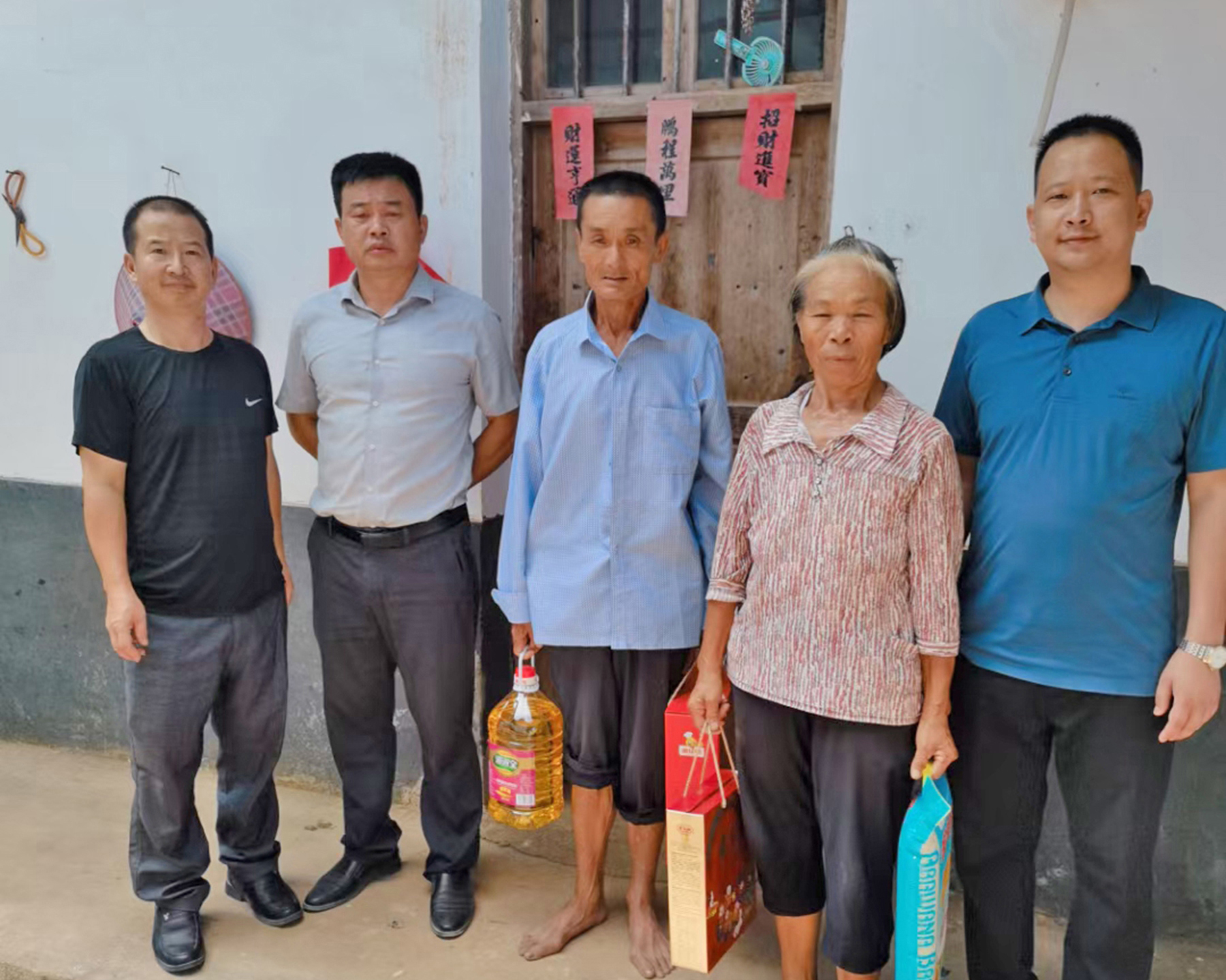 愛在中秋‖啃佬鴨食品為貧困老人送去節(jié)日的慰問和關(guān)懷